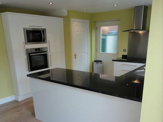 images/kitchens/slider/fitted-kitchen-5-kireth-ai.jpeg